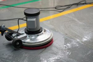 Cleaning a floor with a floor polishing machine